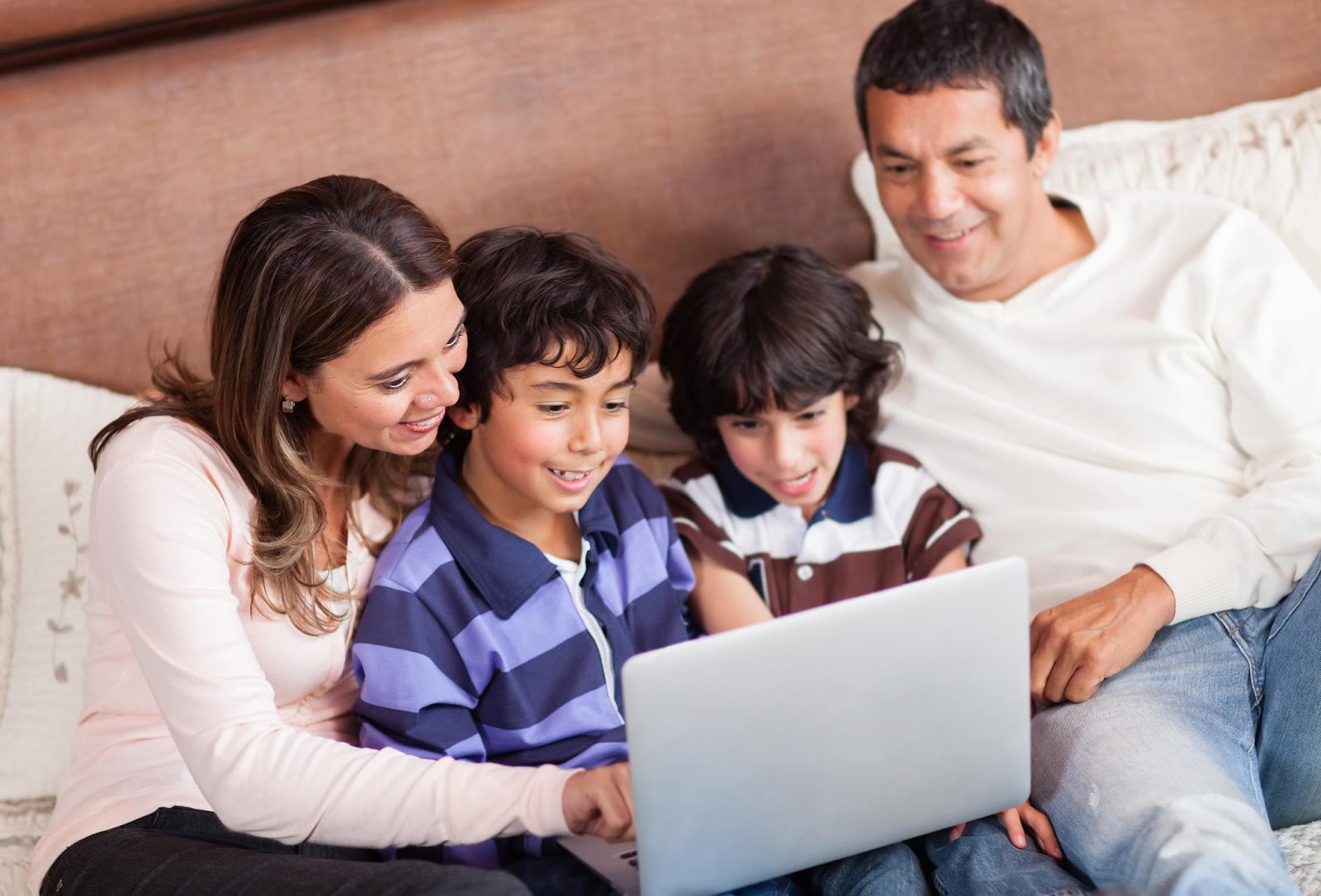 papas e hijos viendo una computadora